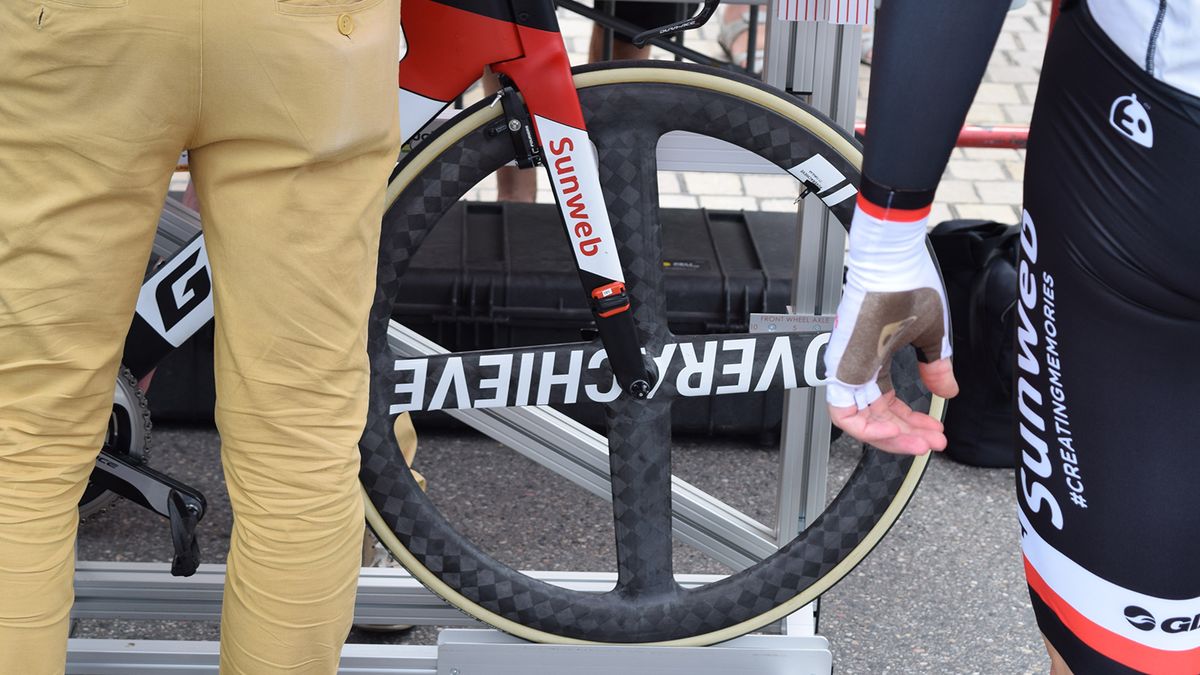 Team Sunweb raced the prologue on Giant branded 4-spoked carbon front wheels