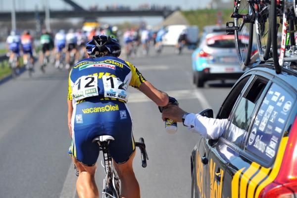 Thomas De Gendt (Vaconsoleil) takes a bidon