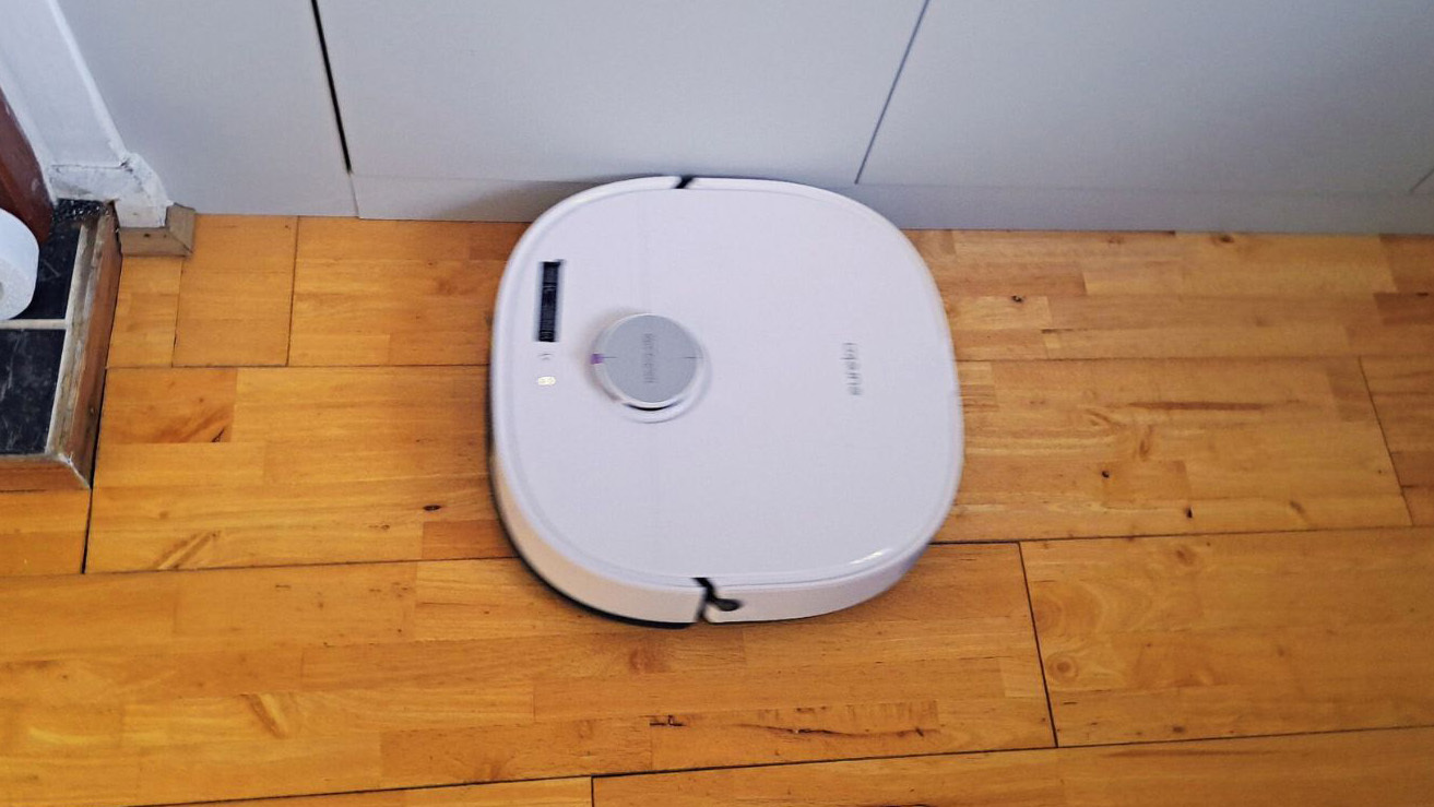 Eureka J15 Pro Ultra Robot Vacuum and Mop cleaning edges