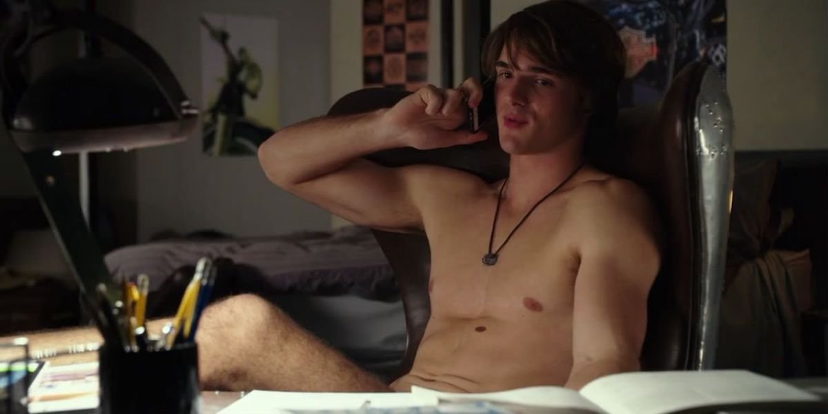 A still from The Kissing Booth 2