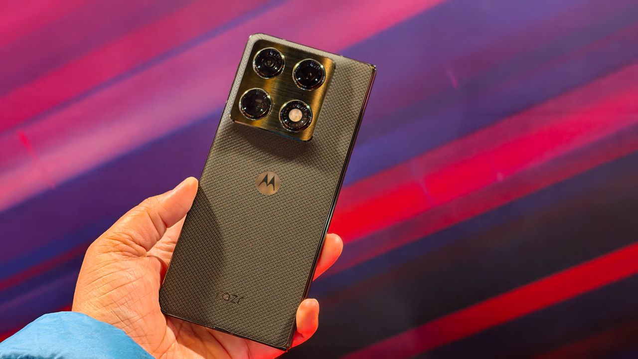 Motorola Razr Fold hands-on testing