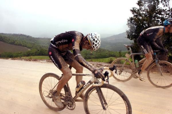 Carlos Sastre (Cervelo TestTeam) tries to clear the mud from his rear brake