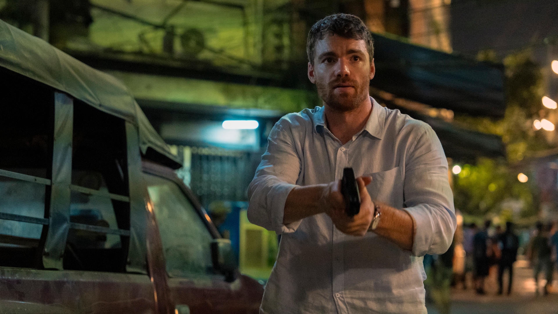 Peter sostiene un arma en la temporada 2 de The Night Agent