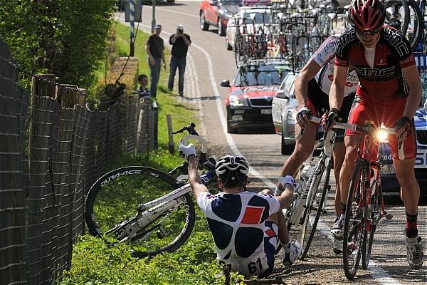 Sandy Casar (Francaise des Jeux) has a little spill