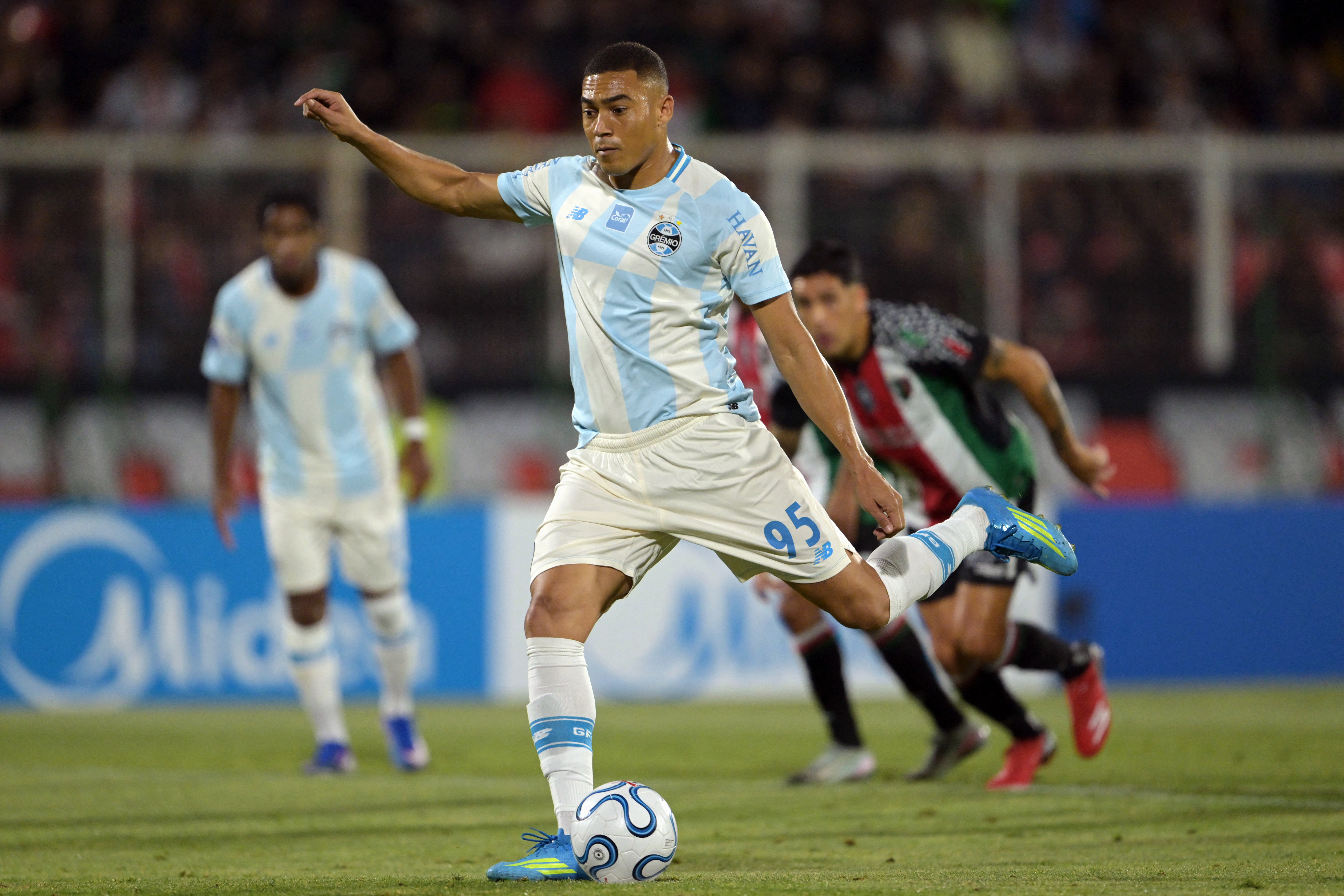 Carlos Vinicius playing for Gremio