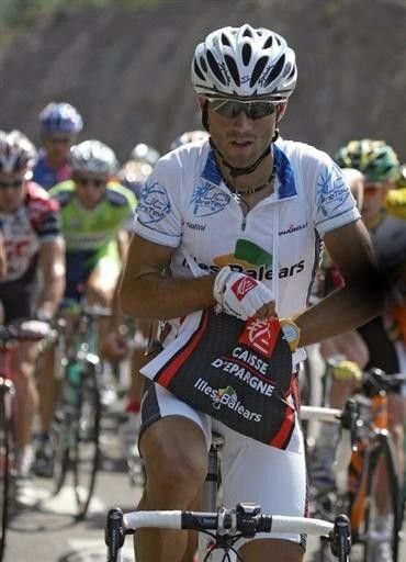 Alejandro Valverde (Caisse d'Epargne-Illes Balears) gets a little peckish.