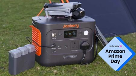 The Jackery Explorer 1000 V2 during our tests, with a blue diamond TechRadar badge overlay reading 'Amazon Prime Day'