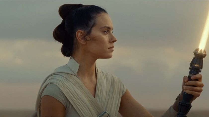 Daisy Ridley&#039;s Rey holding yellow lightsaber in Star Wars: The Rise of Skywalker