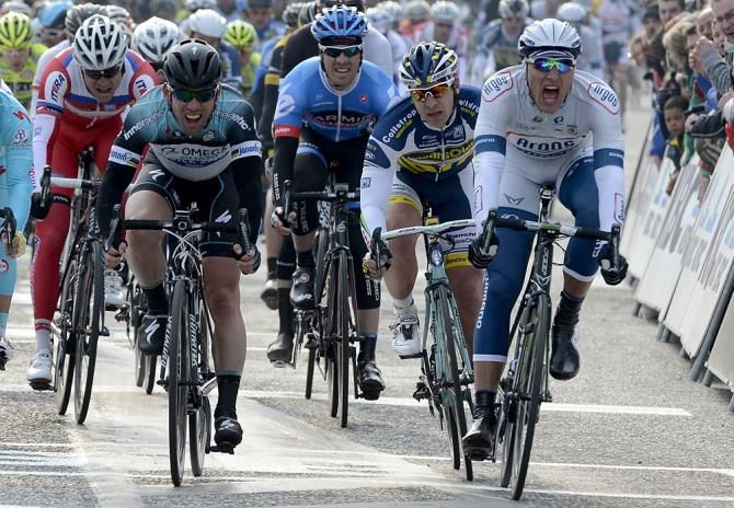 Marcel Kittel (Argos - Shimano) out sprints Mark Cavendish (Omega Pharma - QuickStep) and Barry Markus (Vacansoleil - DCM)