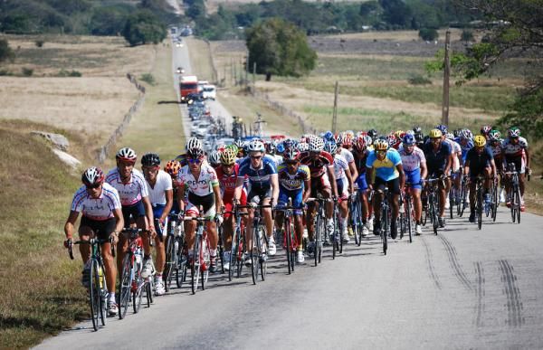 The peloton endures sweltering conditions on stage two.