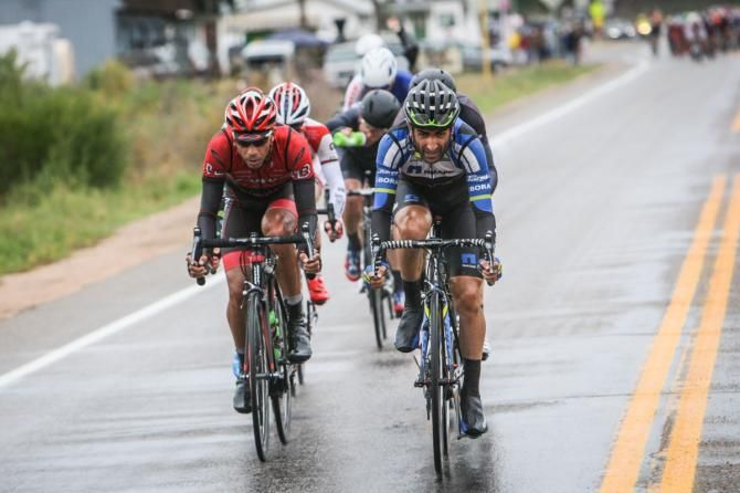 Tiago Machado (Netapp-Endura) and Luis Amaran (Jamis-Hagens Berman) try to get a breakaway going