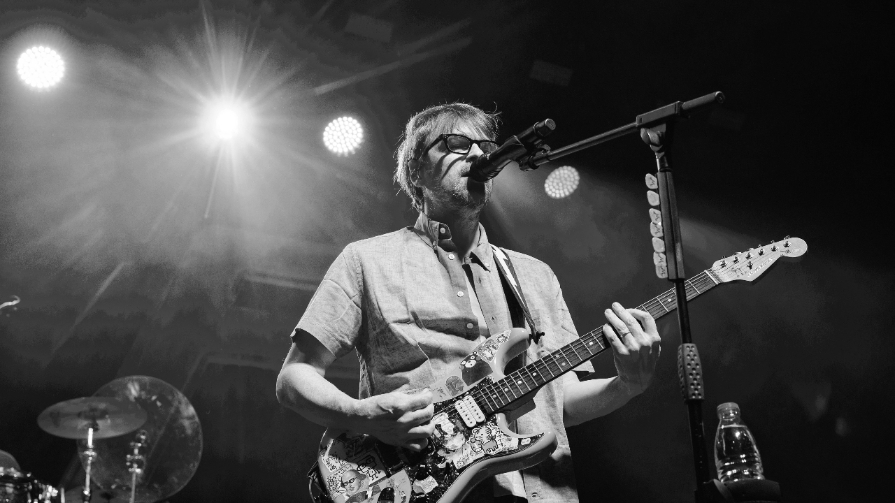 Rivers Cuomo singing on stage