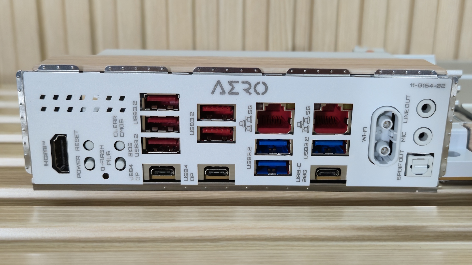 جيجابايت X870E Aero Wood - IO خلفي