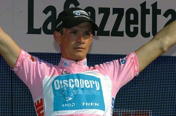 Paolo Savoldelli (Discovery Channel) salutes the crowd in the maglia rosa
