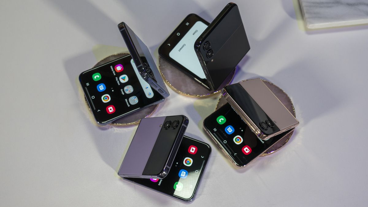 All four Samsung Galaxy Z Flip 4 colorways