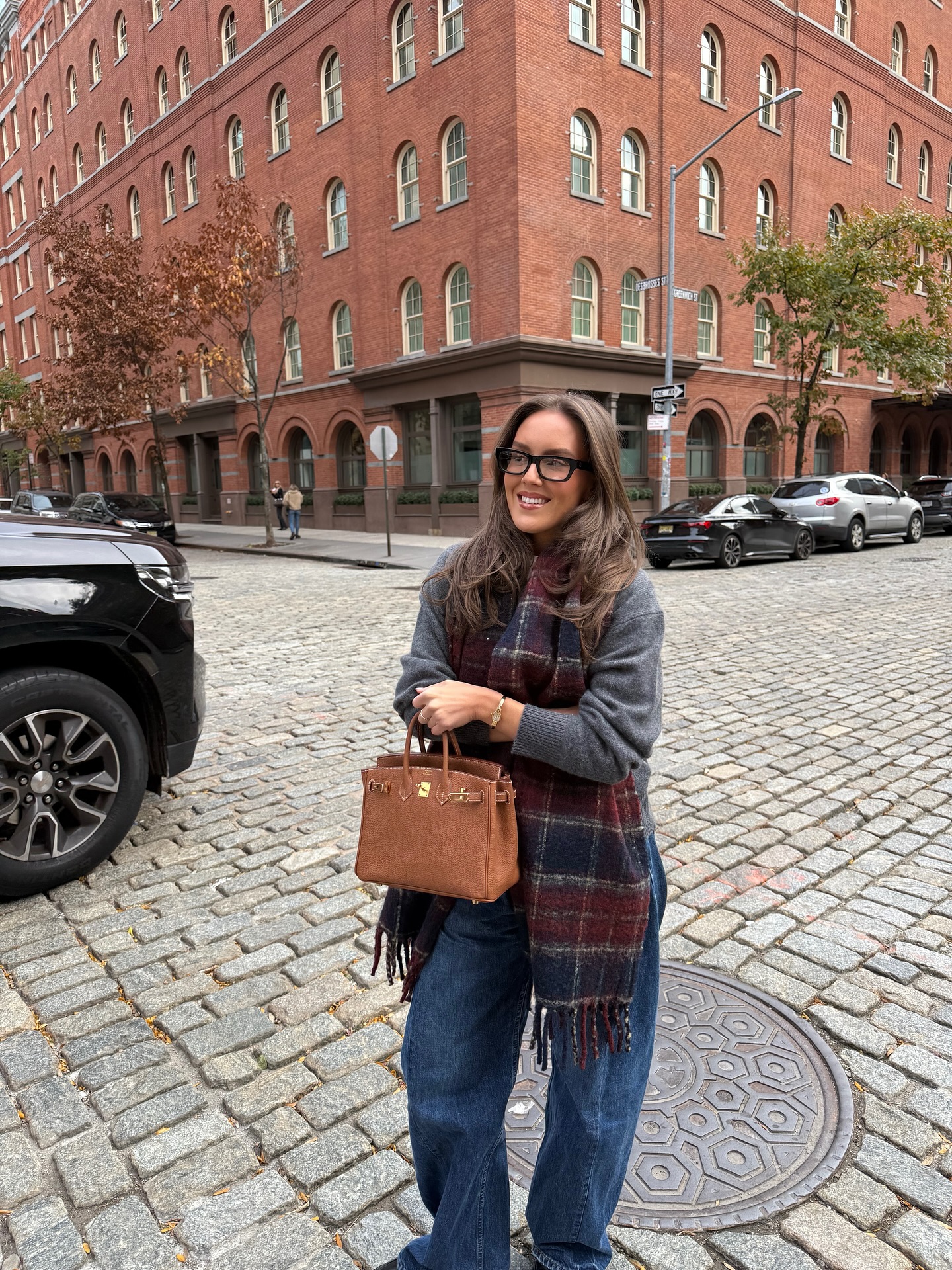 Woman wearing a sweatpant jeans outfit.