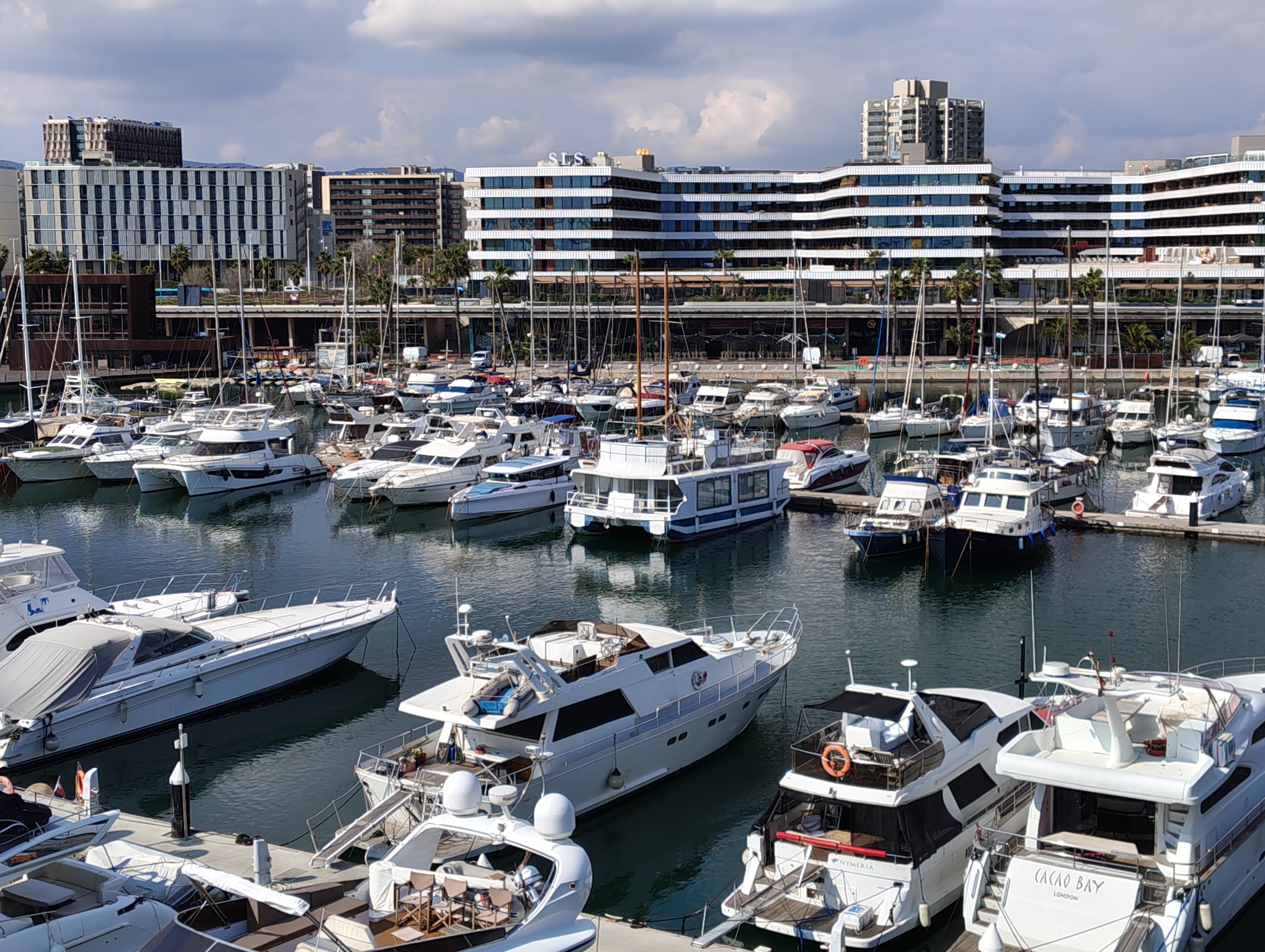 Telephoto view of a marina packed with yachts and sailboats in Barcelona, taken with the Nothing Phone (4a).