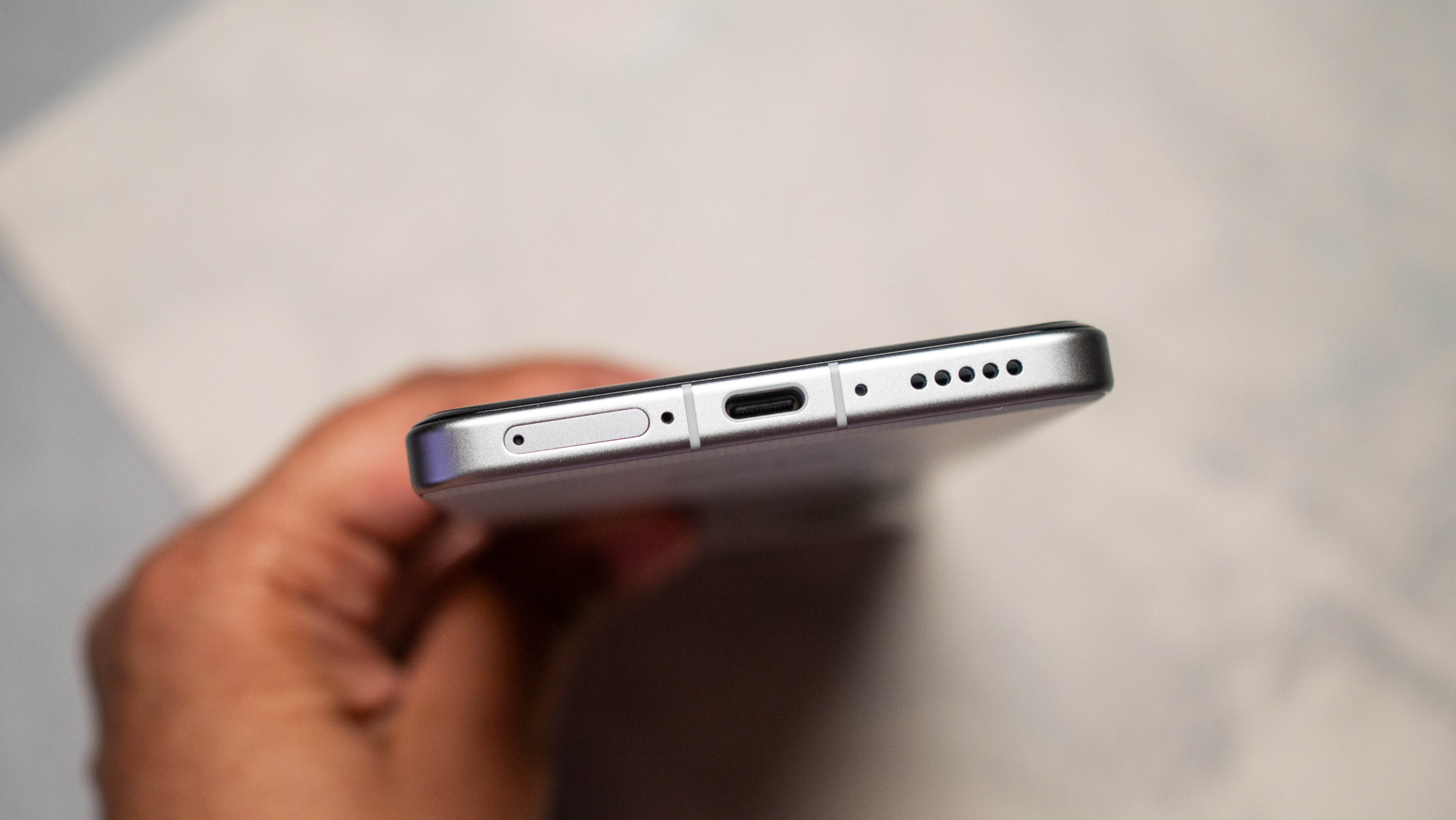 Vivo X200 Ultra USB-C and SIM connectivity