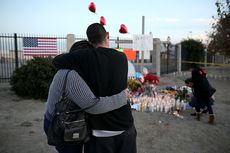  A couple embraces at a makeshift memorial near the Inland Regional Center to mourn the victims of the San Bernardino terrorist attack.