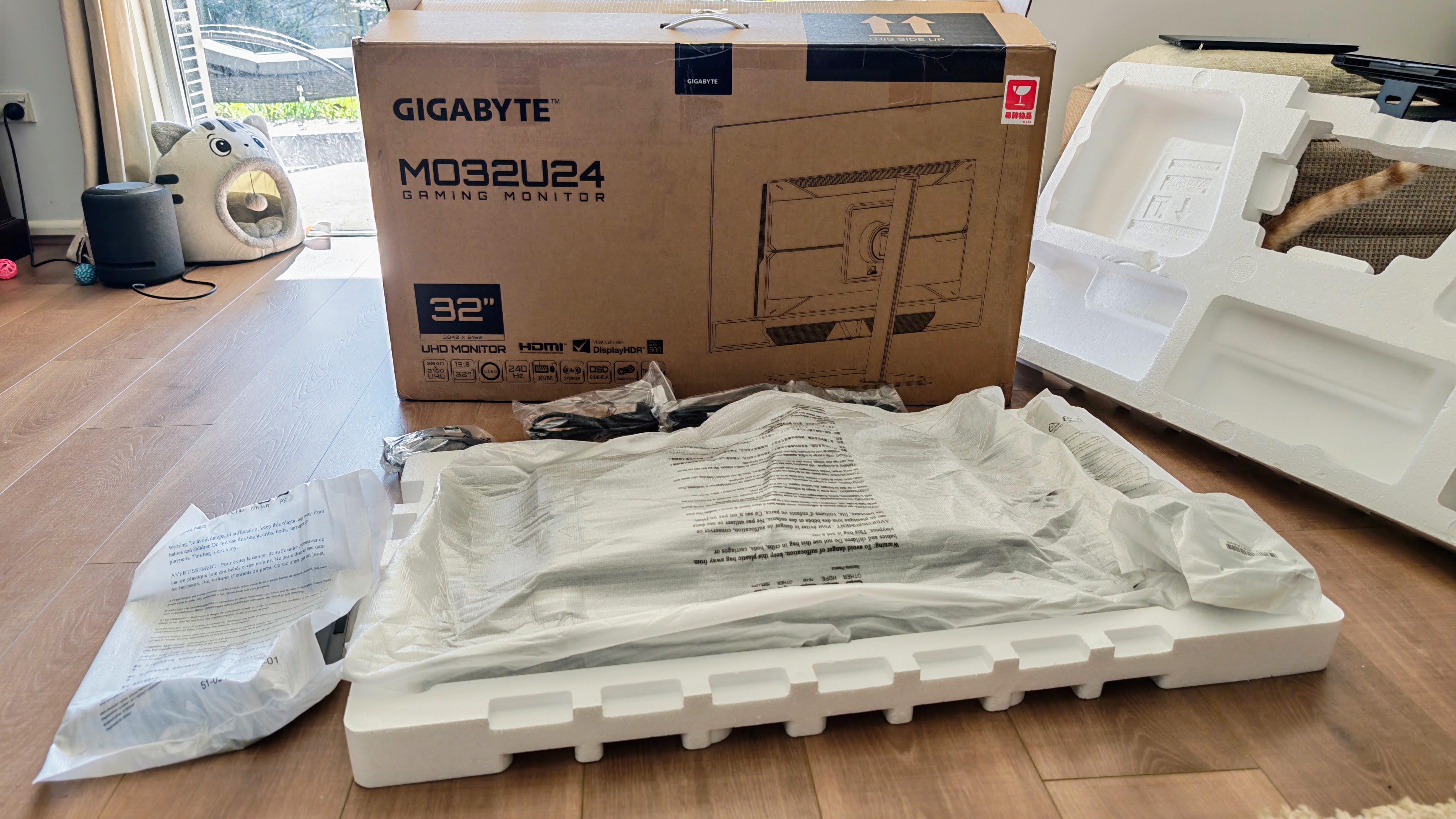 Gigabyte MO32U24 gaming monitor box and packaging