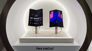 Het 'Flex In&Out' display is links naar binnen gevouwen en rechts naar buiten gevouwen