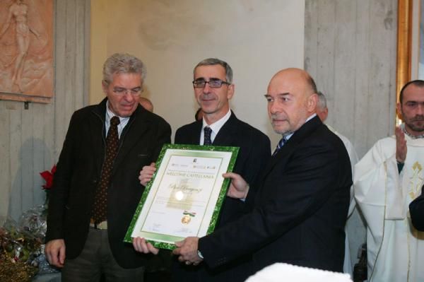 Pier Bergonzi presents a framed commemoration on behalf of his newspaper La Gazzetta Dello Sport