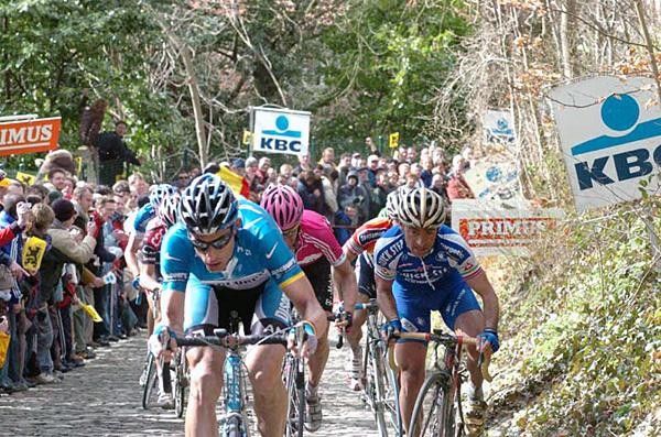 George Hincapie (Discovery) drives the pace
