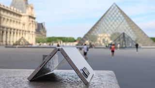 Samsung Galaxy Z Fold 6 à Paris devant la pyramide du Louvre