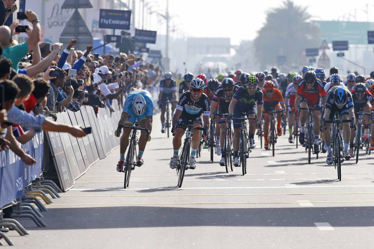 Mark Cavendish holds off Andrea Guardini on stage 1 of the Dubai Tour.