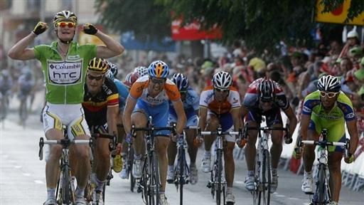 Andr&eacute; Greipel (Columbia-HTC) outsprints Belgian national champion Tom Boonen (Quick Step) and Daniele Bennati (Liquigas) to win stage 5 at the Vuelta.