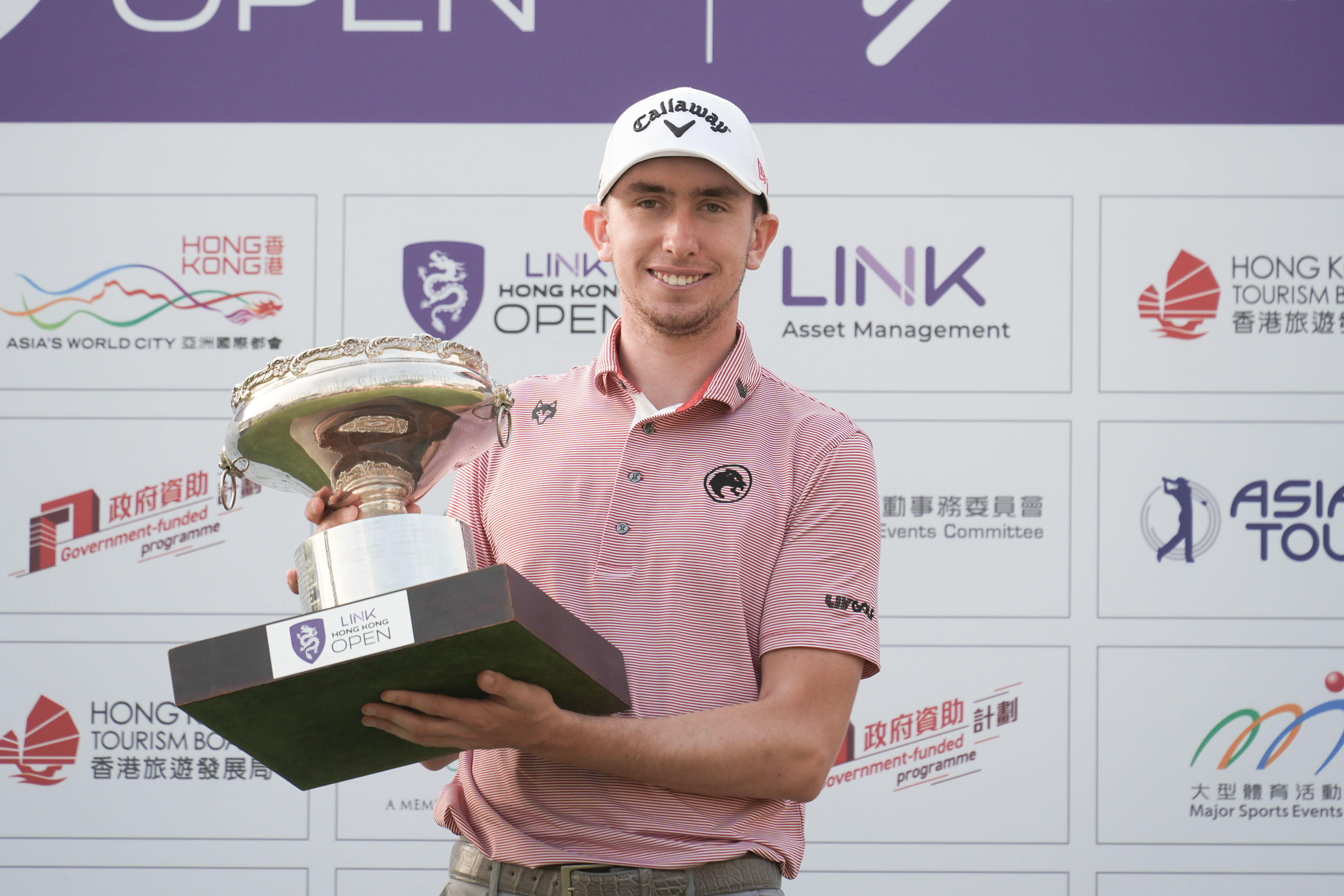 Tom McKibbin holds the Link Hong Kong Open trophy