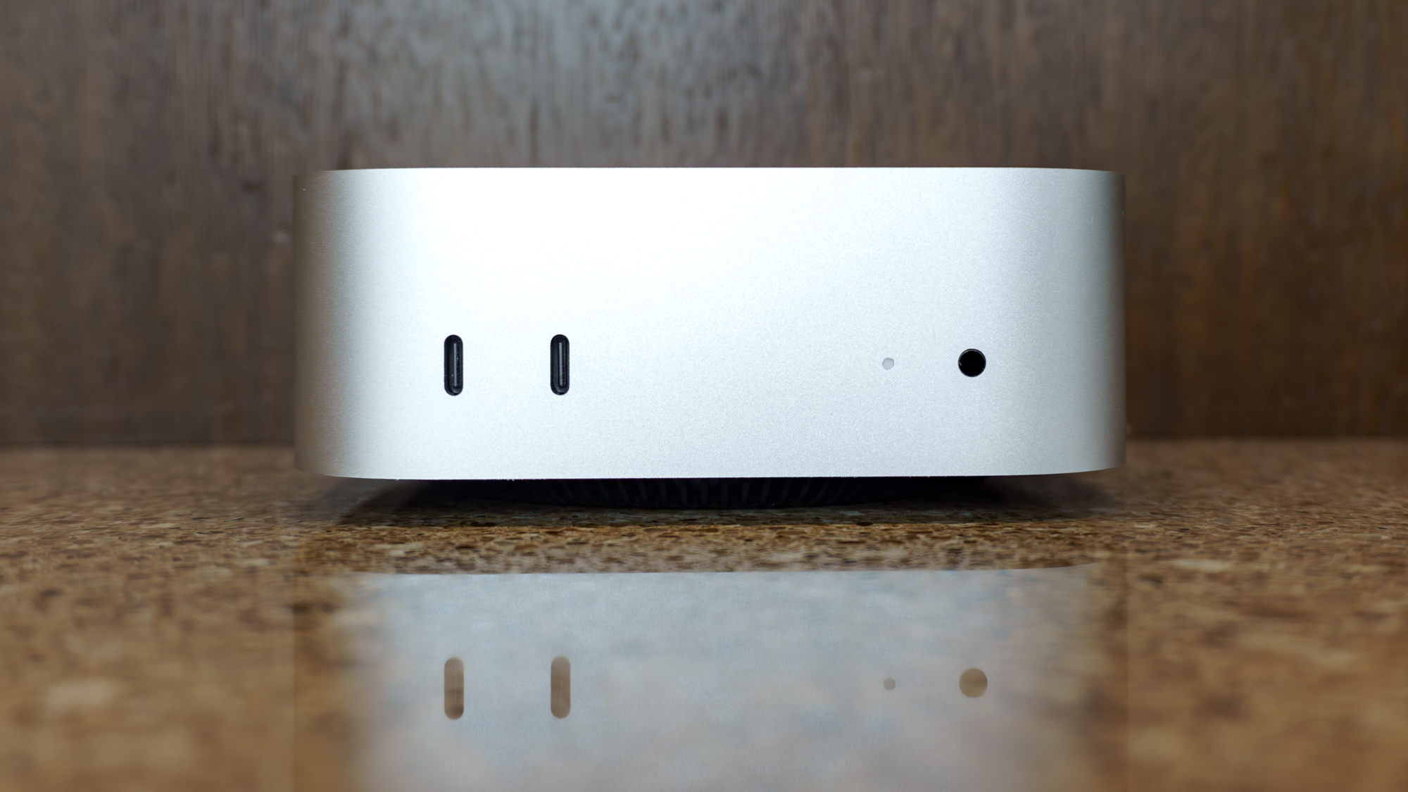 The front ports of the Mac Mini with M6