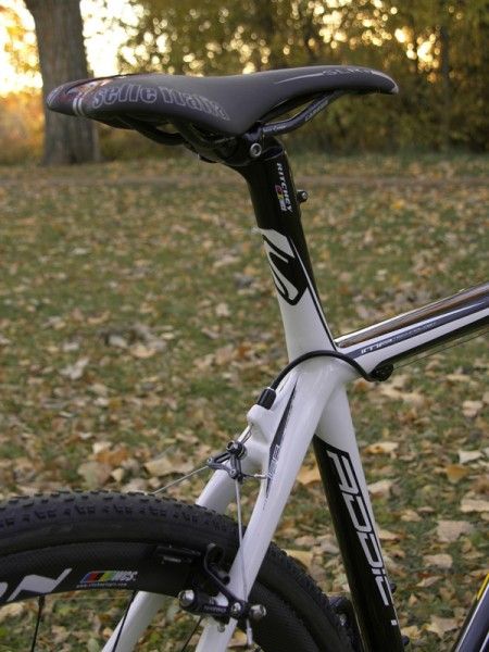 The Addict CX frame mimics the road-going version in nearly every way, right down to the integrated seatmast