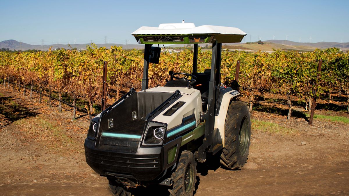 Autonomous farming vehicle