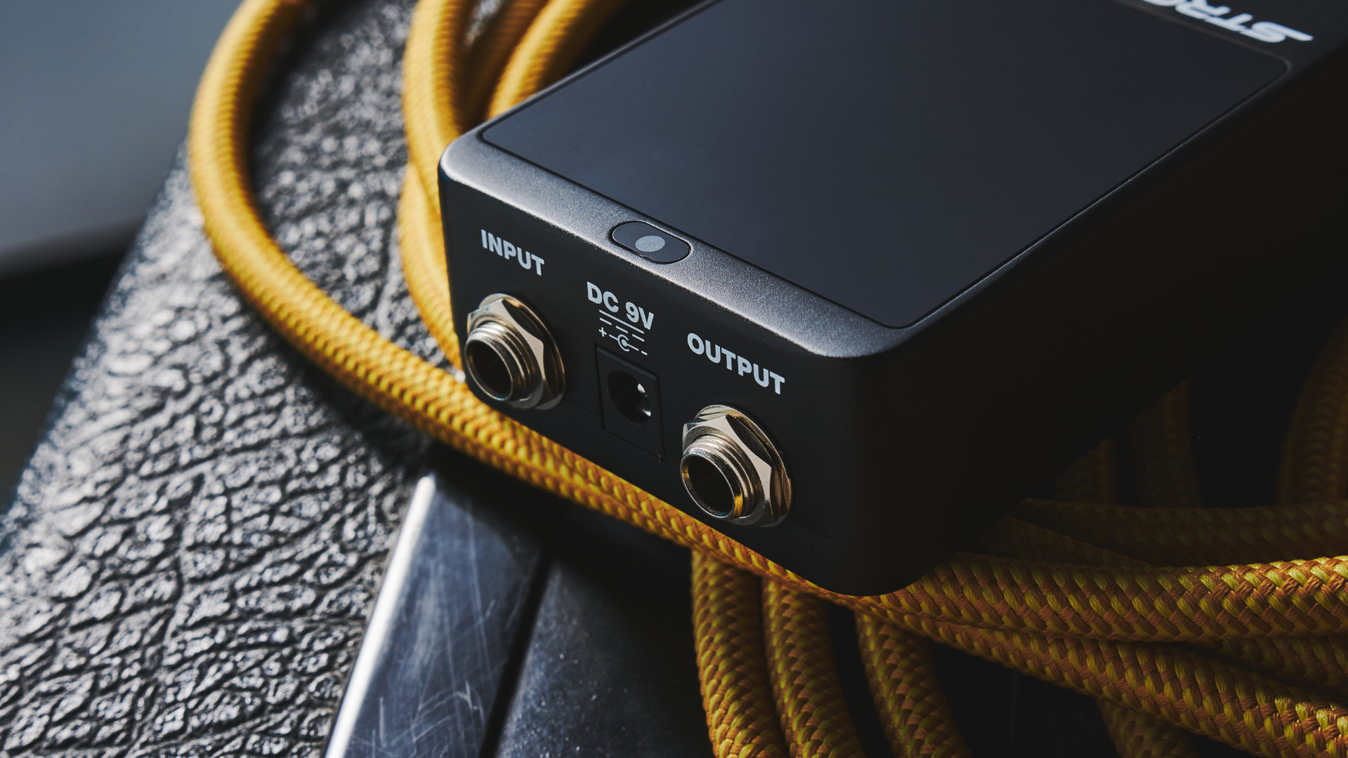 Inputs and outputs of the Fender Strobo-Sonic Pro Tuner Pedal