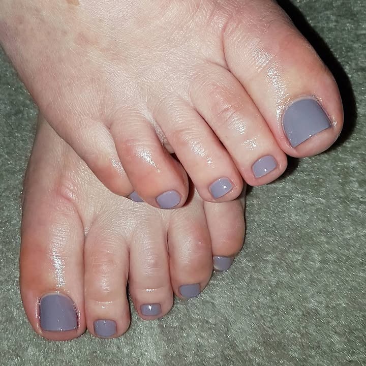 Photo of @nailsbyaimeegc with a gray-toned lilac pedicure