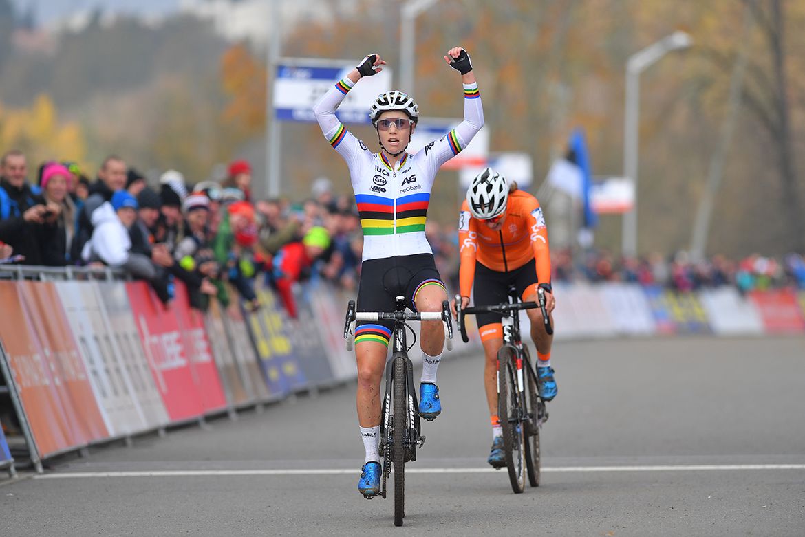 Sanne Cant (Belgium) out-sprints Lucinda Brand (Netherlands).