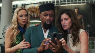 Kate Hudson, Leslie Odom Jr. and Kathryn Hahn in Glass Onion: A Knives Out Mystery