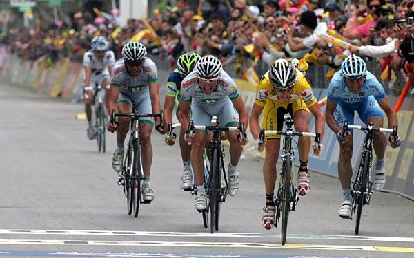The sprint for victory with Ricc&ograve; in yellow leading ahead of Di Luca (l) and Davide Rebellin on the right.