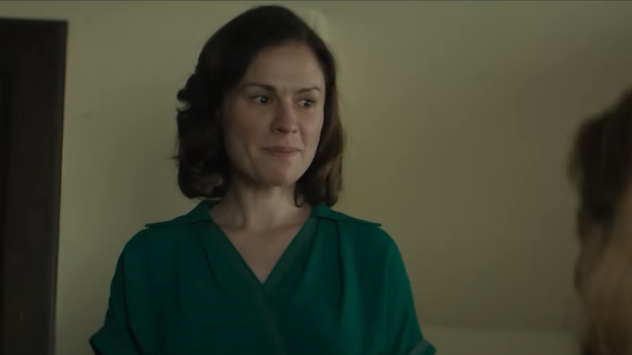 Anna Paquin in Tell it to the Beese