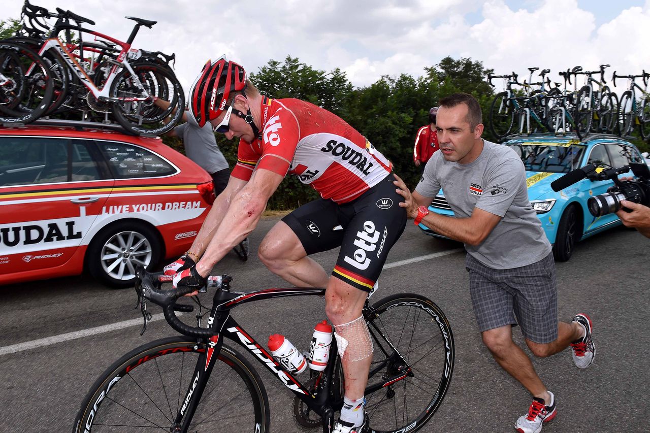 Andre Greipel (Lotto Soudal) gets going after his crash