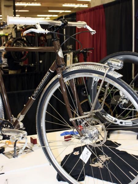 All the whiz-bang small builder features are here: the Schlumpf two-speed transmission, Schmidt dynamo front hub, E3 LED light with custom mount, Paul Components brake levers and dimpled fenders.