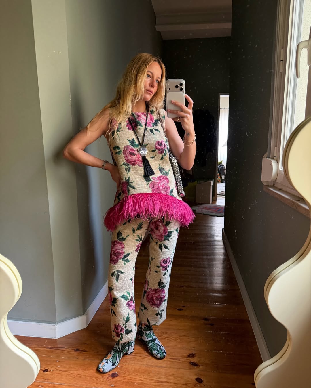 Mafalda Patr&amp;iacute;cio in a feather look