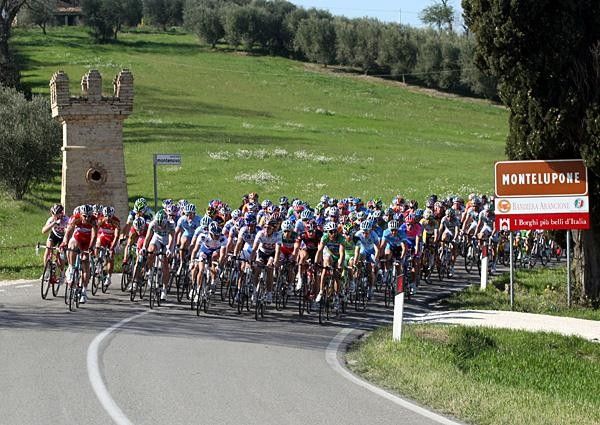 Montelupone welcomes the riders.