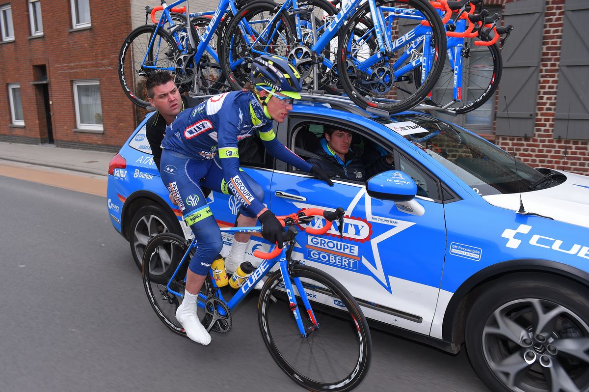 Yoann Offredo at the Wanty-Groupe Gobert team car