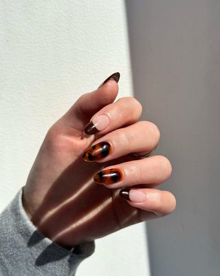 Tortoiseshell nail design.