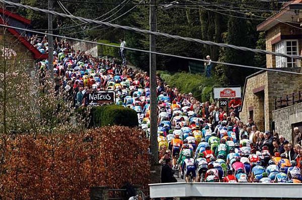 The peloton ascending the Mur de Huy