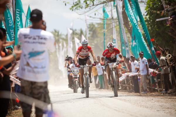 Luke Fetch nips Paul van der Ploeg at the finish