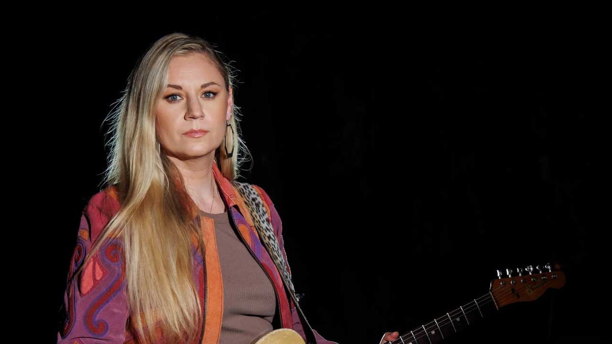 Joanne Shaw Taylor studio portrait