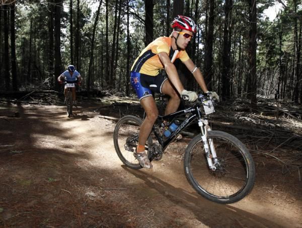 Andy Fellows, 3rd at the 2009 World Championships, rides his last lap into 2nd place.